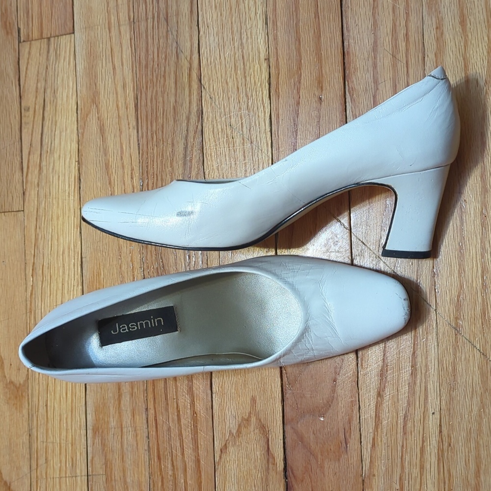 White Leather *used* pumps 8.5